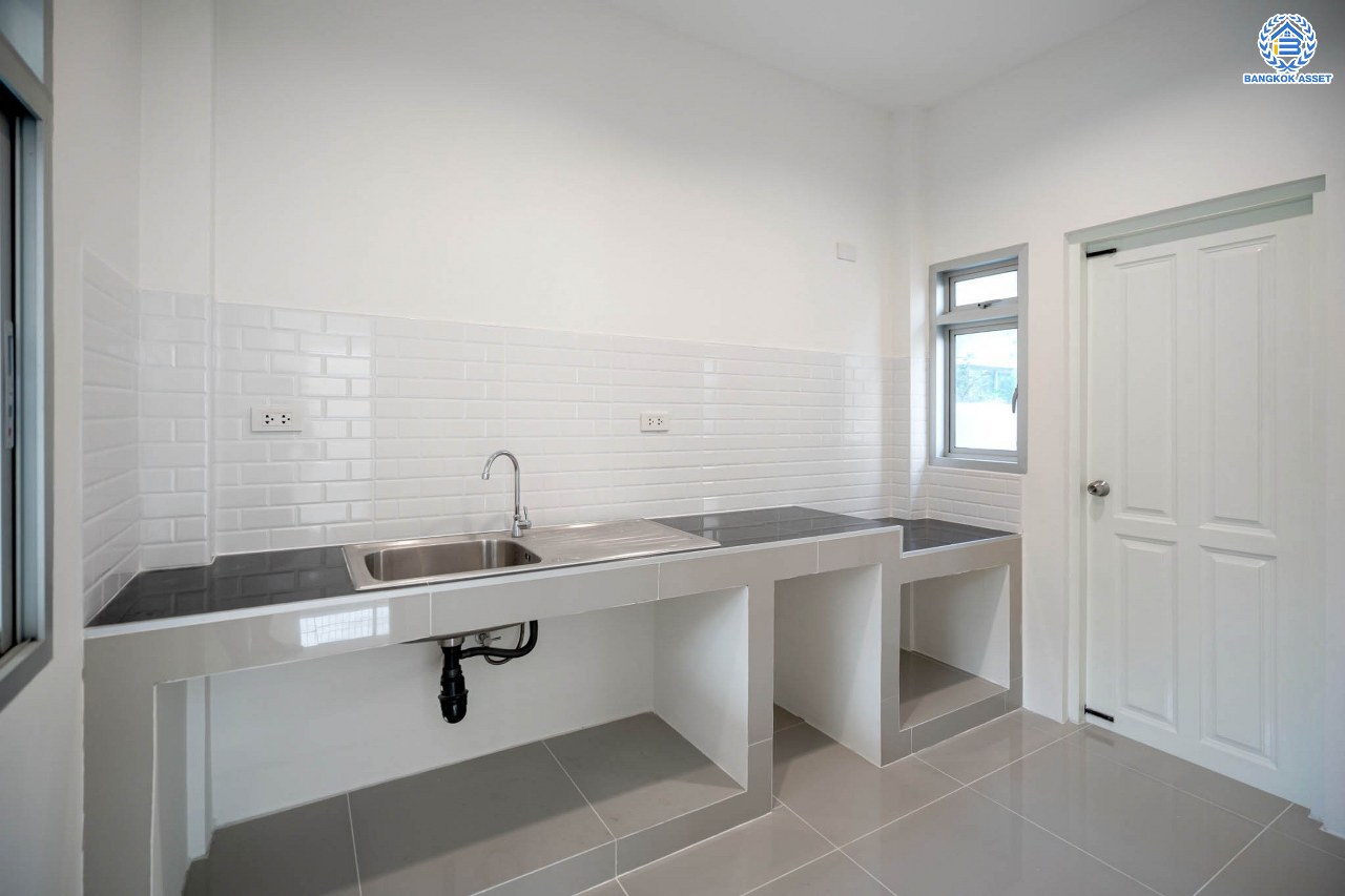 บ้านมือสองตกแต่งใหม่ โครงการ ไลฟ์บางกอกบูเลอวาร์ด ปิ่นเกล้า-เพชรเกษม เนื้อที่กว้างกว่า 52.5 ตร.ว ฟังก์ชัน 3 ห้องนอน 3 ห้องน้ำ 2 ที่จอดรถ บนทำเลศักยภาพ ติดถนนพุทธมณฑลสาย4 เหมาะสมกับทุกครอบครัว ใกล้แหล่งช้อปปิ้ง "เซ็นทรัล ศาลายา" รถไฟฟ้าสายสีน้ำเงิน "สถานีหลักสอง" และจุดขึ้นทางด่วน "ศรีรัช-วงแหวน"